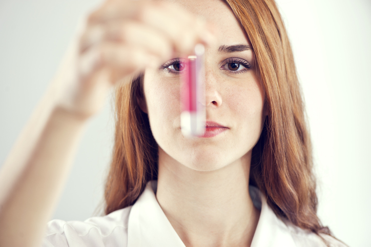 asystentka laboratoryjna analizująca próbkę krwi